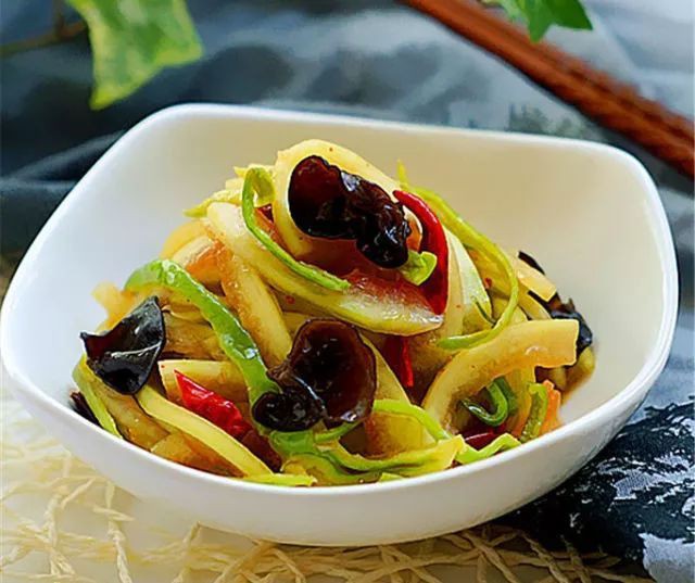 Bị chê bai cũng mặc kệ, bạn cứ tự tin xào vỏ dưa hấu với nấm, ai ăn rồi cũng sẽ tấm tắc khen