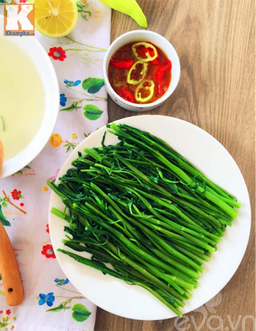 Bí quyết luộc rau muống giòn ngọt, xanh mướt