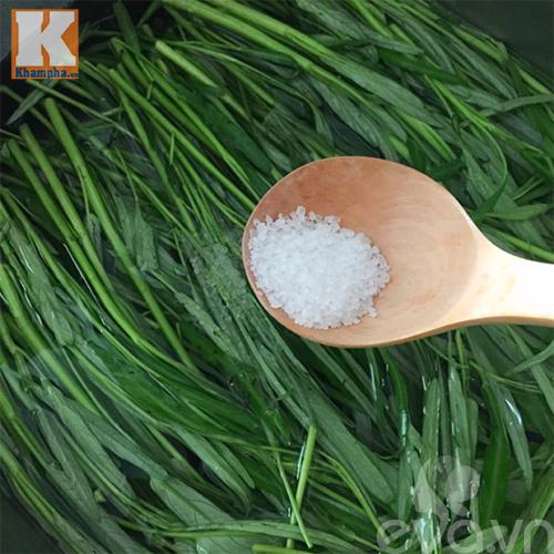 Bí quyết luộc rau muống giòn ngọt, xanh mướt