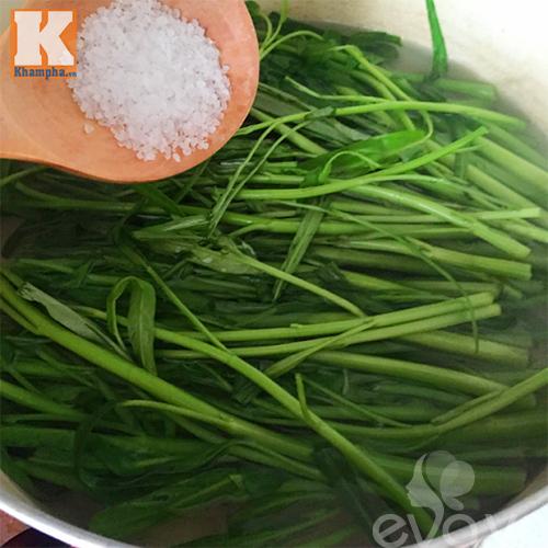 Bí quyết luộc rau muống giòn ngọt, xanh mướt