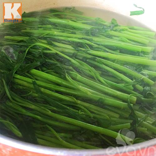 Bí quyết luộc rau muống giòn ngọt, xanh mướt