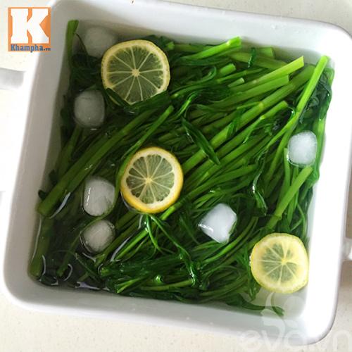 Bí quyết luộc rau muống giòn ngọt, xanh mướt