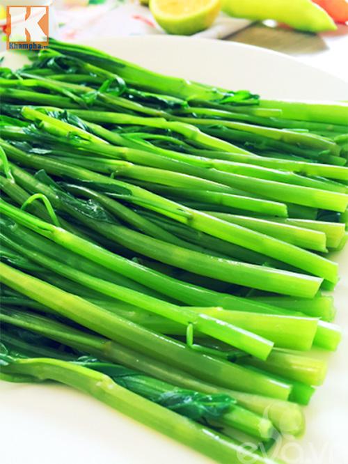 Bí quyết luộc rau muống giòn ngọt, xanh mướt