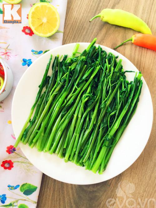 Bí quyết luộc rau muống giòn ngọt, xanh mướt