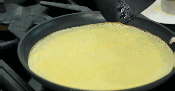 Bớt ra ngoài ăn sáng, các mẹ học ngay cách làm bánh kếp không cần lò nướng, ăn sáng ngon mà đủ chất