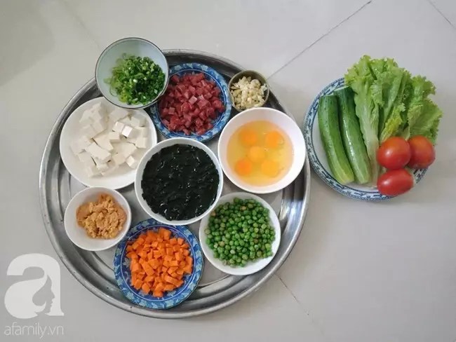 Bữa cơm chỉ 2 món nhưng đầy màu sắc và quan trọng là ai cũng khen ngon