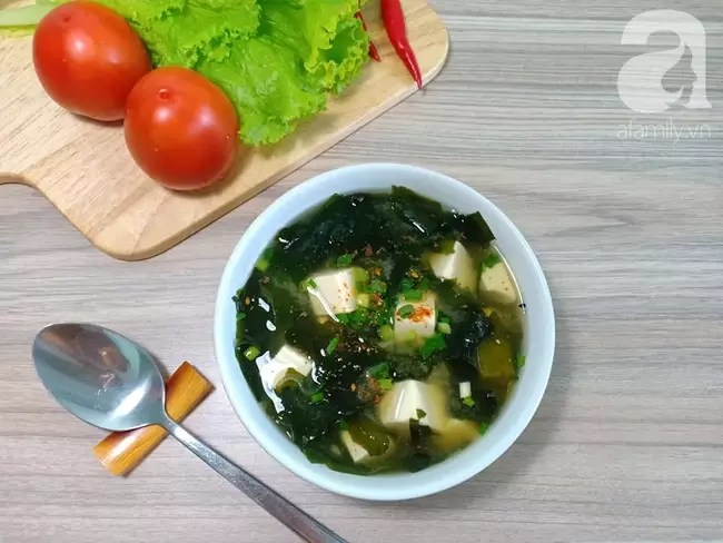 Bữa cơm chỉ 2 món nhưng đầy màu sắc và quan trọng là ai cũng khen ngon