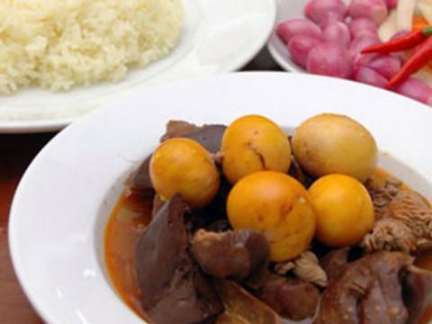 Bữa cơm đậm đà với lòng gà kho tiêu