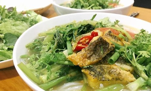 Bữa sáng đơn giản với bún cá rô