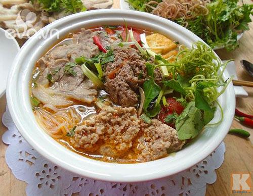 Bữa sáng đủ chất với bún riêu cua giò heo