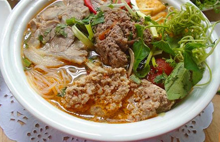 bua sang du chat voi bun rieu cua gio heo Bữa sáng đủ chất với bún riêu cua giò heo