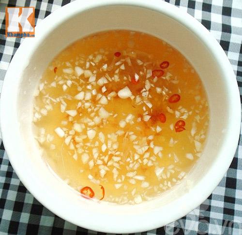 Bữa sáng hấp dẫn với phở gà trộn