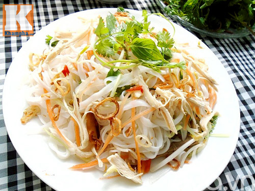 Bữa sáng hấp dẫn với phở gà trộn