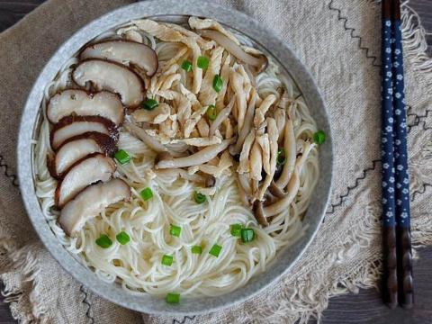 bua sang ma co to mi nam ga nong hoi thi con gi bang Bữa sáng mà có tô mì nấm gà nóng hổi thì còn gì bằng!