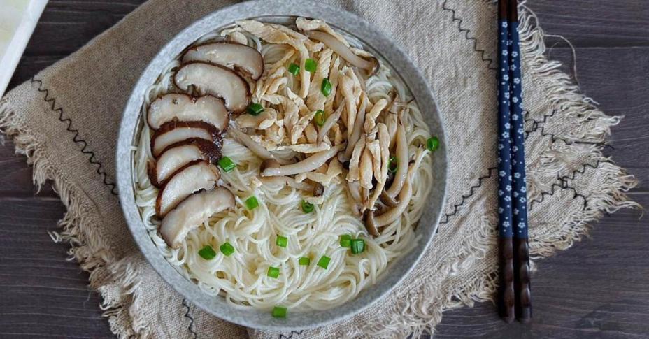 Bữa sáng mà có tô mì nấm gà nóng hổi thì còn gì bằng!