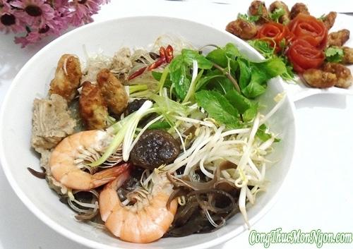 Bữa sáng ngon miệng với miến chả tôm thịt