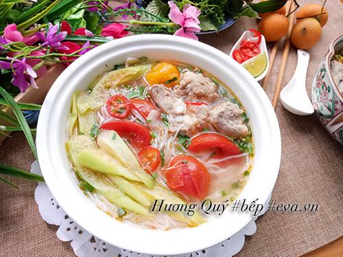 Bữa sáng nóng hổi với bún sườn chua dọc mùng