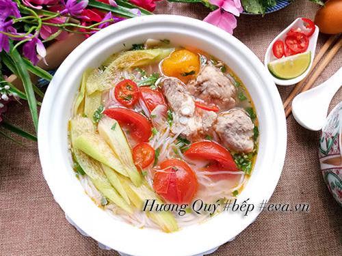 Bữa sáng nóng hổi với bún sườn chua dọc mùng