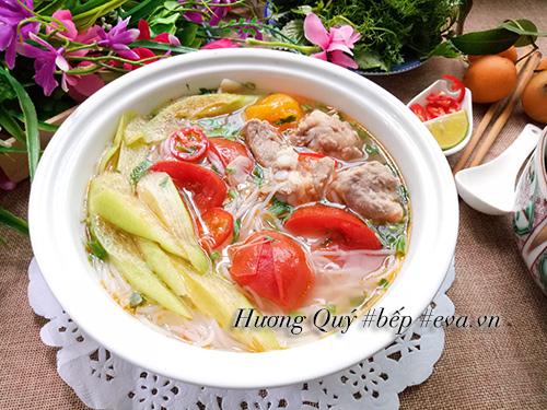 Bữa sáng nóng hổi với bún sườn chua dọc mùng