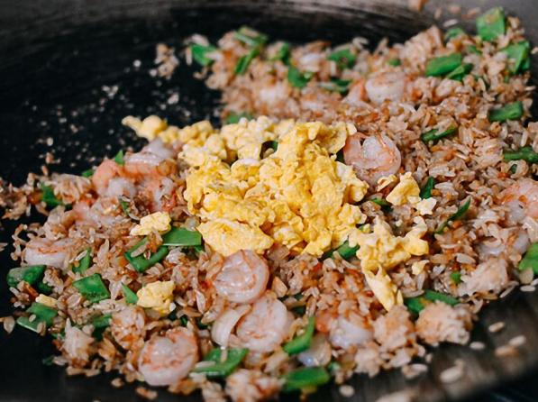 Bữa tối bận quá thì 1 món cơm chiên tôm thôi cũng đủ chất rồi!
