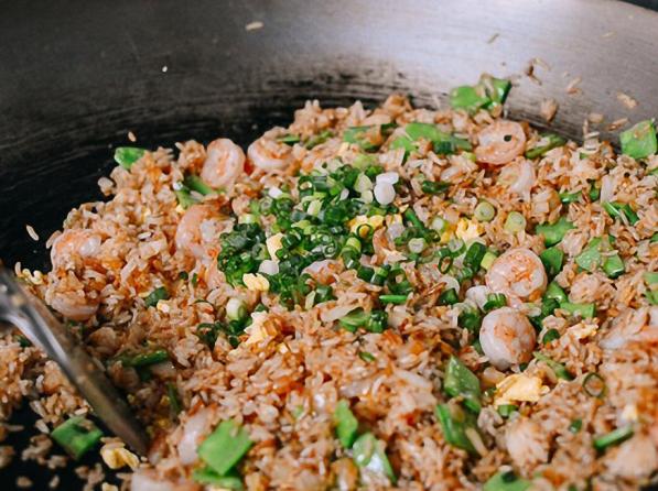 Bữa tối bận quá thì 1 món cơm chiên tôm thôi cũng đủ chất rồi!