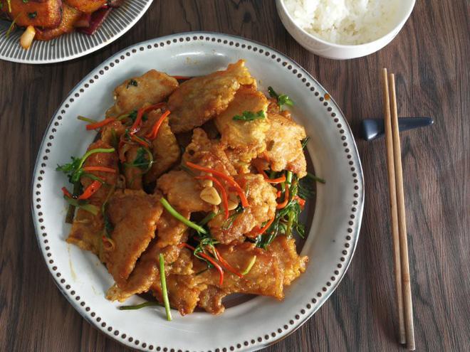 Bữa tối giản dị với thịt chiên giòn xào rau củ