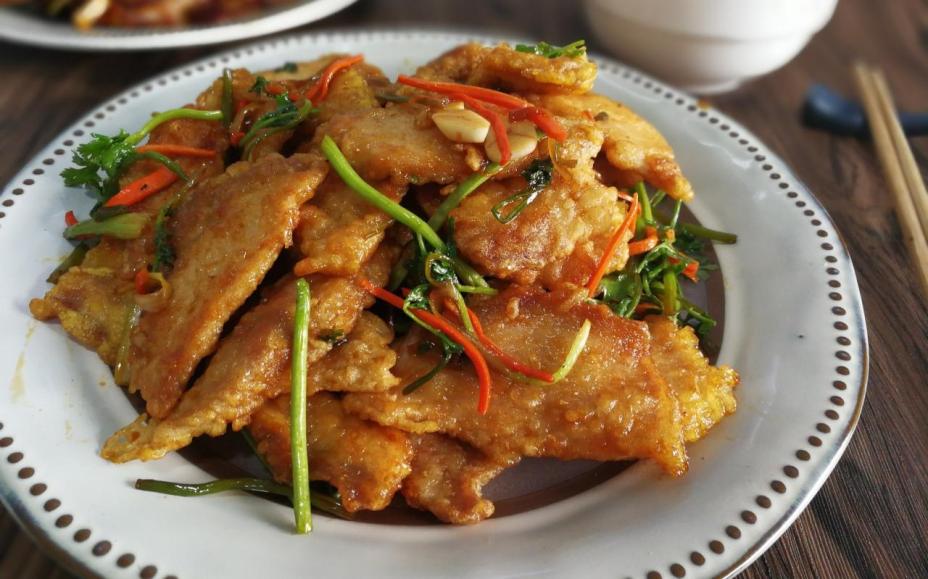Bữa tối giản dị với thịt chiên giòn xào rau củ