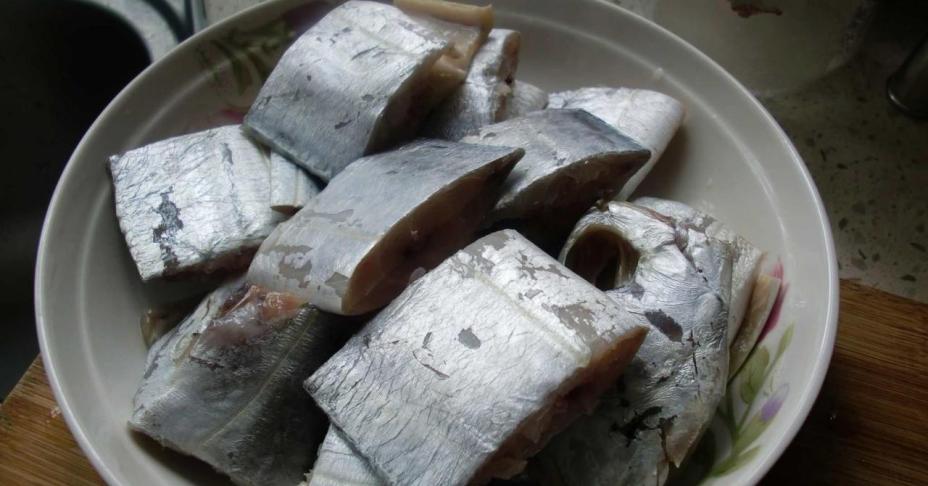 Bữa tối mùa đông có cá chiên mặn ngọt nóng hổi thì ngon khỏi bàn
