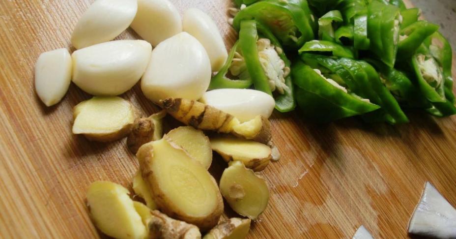 Bữa tối mùa đông có cá chiên mặn ngọt nóng hổi thì ngon khỏi bàn