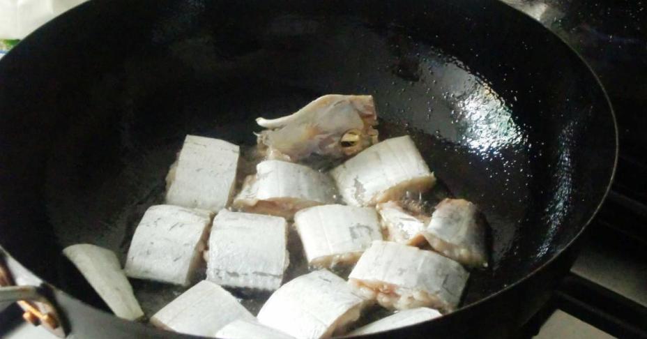 Bữa tối mùa đông có cá chiên mặn ngọt nóng hổi thì ngon khỏi bàn