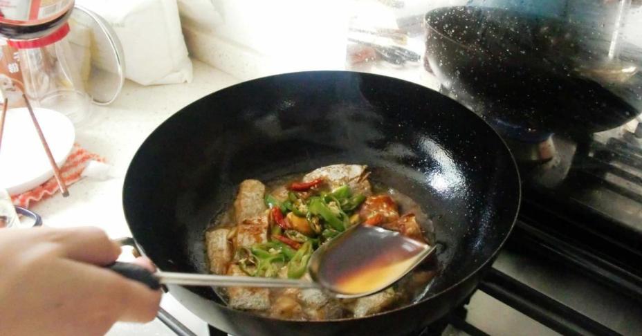 Bữa tối mùa đông có cá chiên mặn ngọt nóng hổi thì ngon khỏi bàn