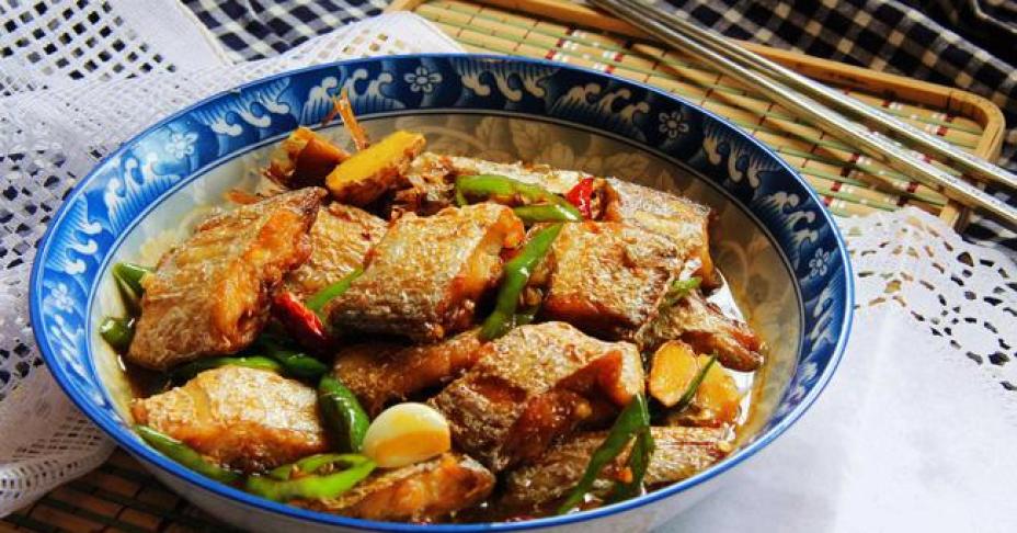 Bữa tối mùa đông có cá chiên mặn ngọt nóng hổi thì ngon khỏi bàn