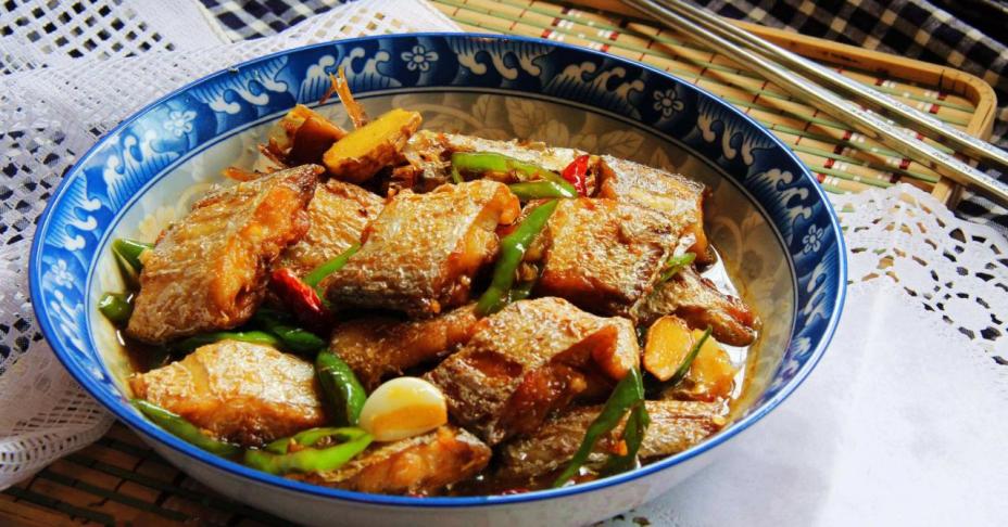 Bữa tối mùa đông có cá chiên mặn ngọt nóng hổi thì ngon khỏi bàn