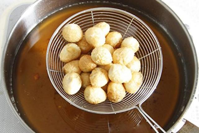 Bữa tối ngon bổ rẻ đúng nghĩa với trứng cút sốt cà chua
