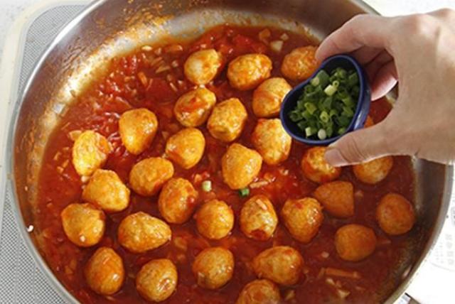 Bữa tối ngon bổ rẻ đúng nghĩa với trứng cút sốt cà chua