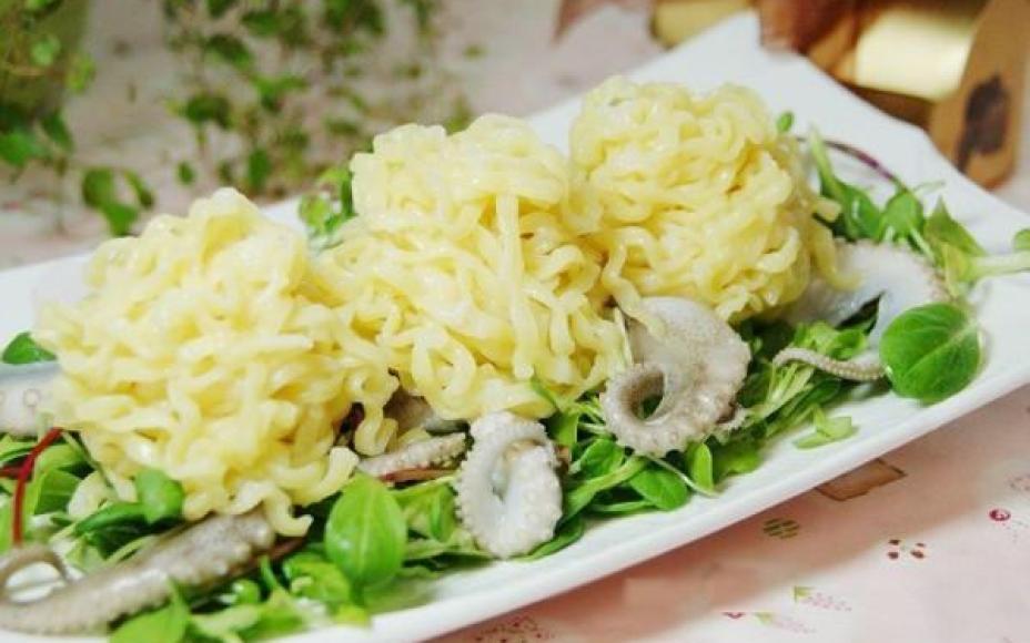 Bữa trưa làm món salad mì này đảm bảo cả nhà ai cũng yêu cầu ngày mai ăn tiếp