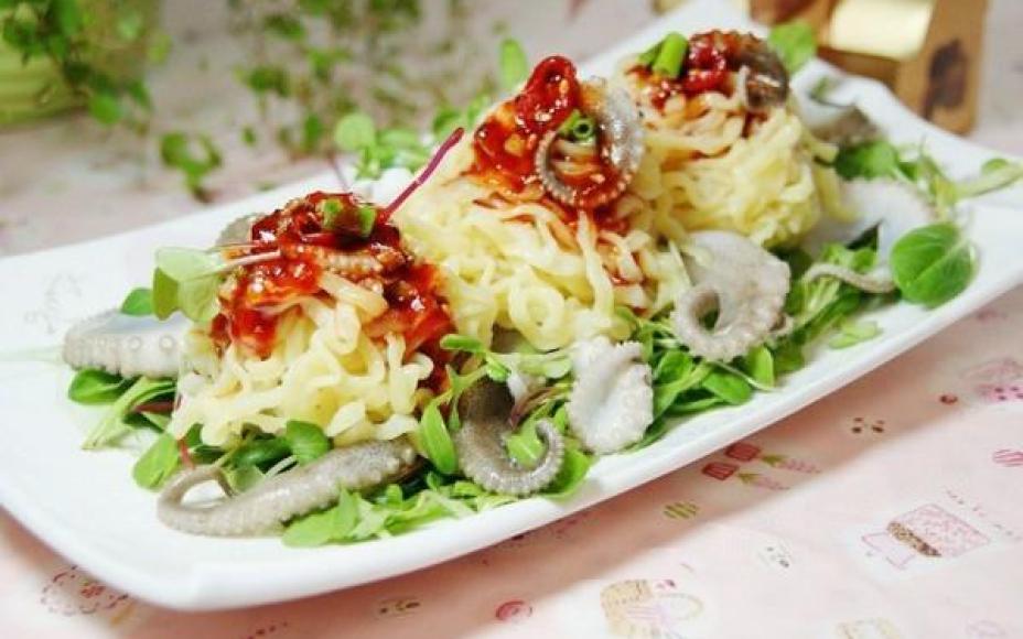 Bữa trưa làm món salad mì này đảm bảo cả nhà ai cũng yêu cầu ngày mai ăn tiếp