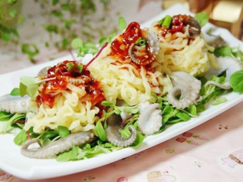 bua trua lam mon salad mi nay dam bao ca nha ai cung yeu cau ngay mai an tiep Bữa trưa làm món salad mì này đảm bảo cả nhà ai cũng yêu cầu ngày mai ăn tiếp