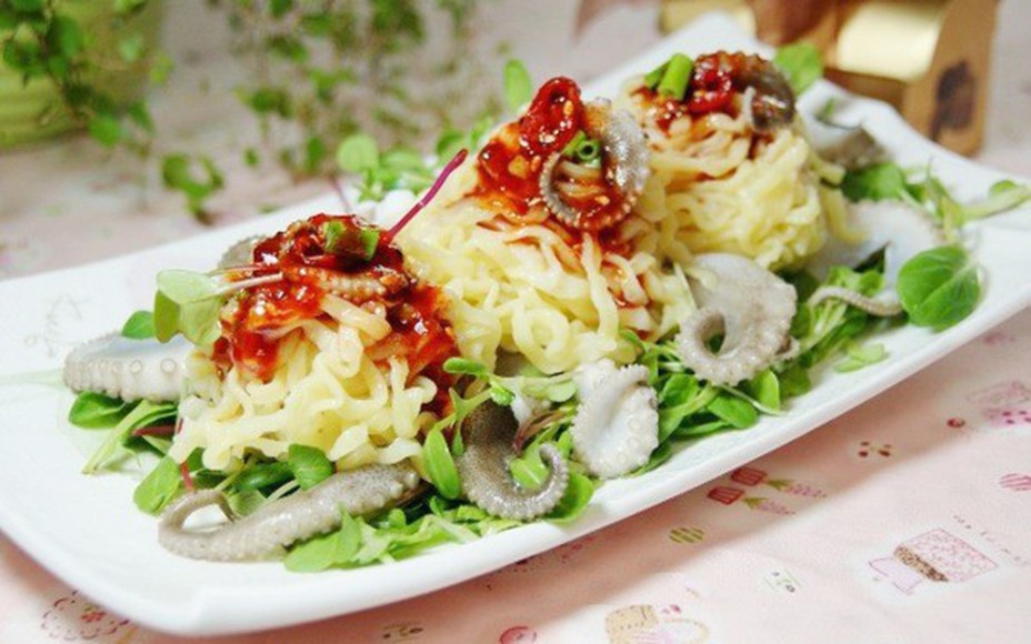 Bữa trưa làm món salad mì này đảm bảo cả nhà ai cũng yêu cầu ngày mai ăn tiếp