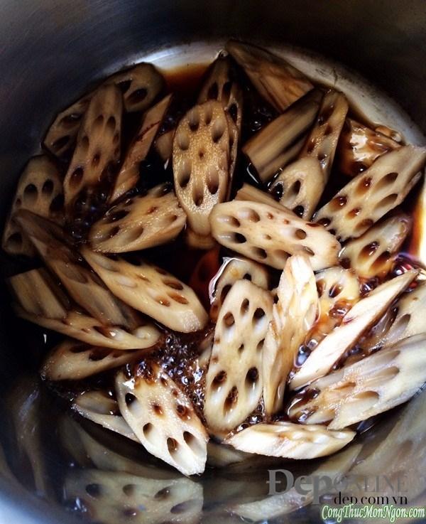Bùi bùi ngọt ngọt củ sen kho nước tương