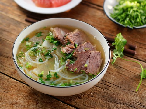 bun bo cu cai nau nhanh ma van ngot dam da ngon mien che Bún bò củ cải nấu nhanh mà vẫn ngọt đậm đà ngon miễn chê