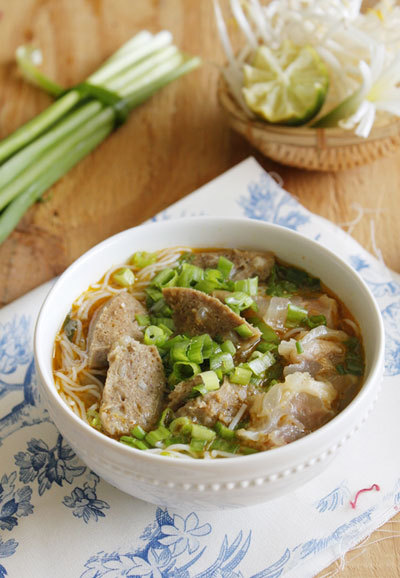 Bún bò viên và gân bò ngọt thơm, hấp dẫn