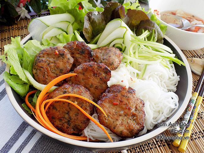 Bún chả nướng thơm ngon, hấp dẫn ngày cuối tuần