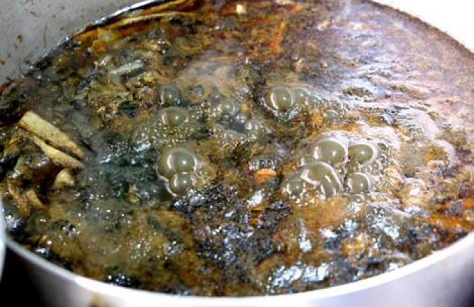 Bún cua - đặc sản của phố núi Pleiku, nhiều khách vừa ăn vừa bịt mũi