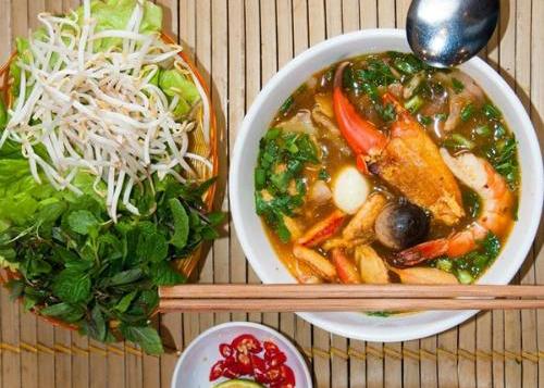 Bún giả cầy và bánh canh ghẹ lạ miệng cho bữa trưa ở Hà Nội