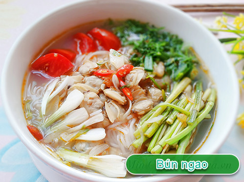 Bún ngao nóng hổi cho bữa sáng