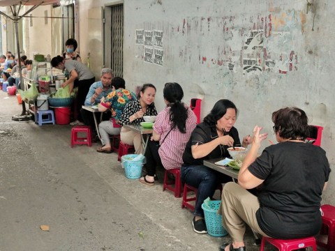 bun rieu %E2%80%98khong rieu lai %E2%80%98nup hem co gi ma nguoi sai gon den don Bún riêu ‘không riêu’ lại ‘núp hẻm’ có gì mà người Sài Gòn đến đông nghẹt?