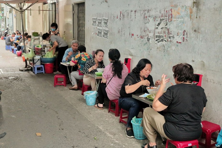 Bún riêu ‘không riêu’ lại ‘núp hẻm’ có gì mà người Sài Gòn đến đông nghẹt?