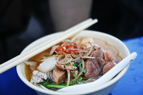Bún riêu cua - món dân dã ở đường phố Sài Gòn