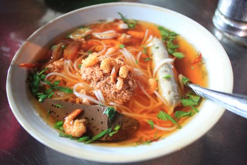 Bún riêu cua nổi tiếng 20 năm ở Sài Gòn